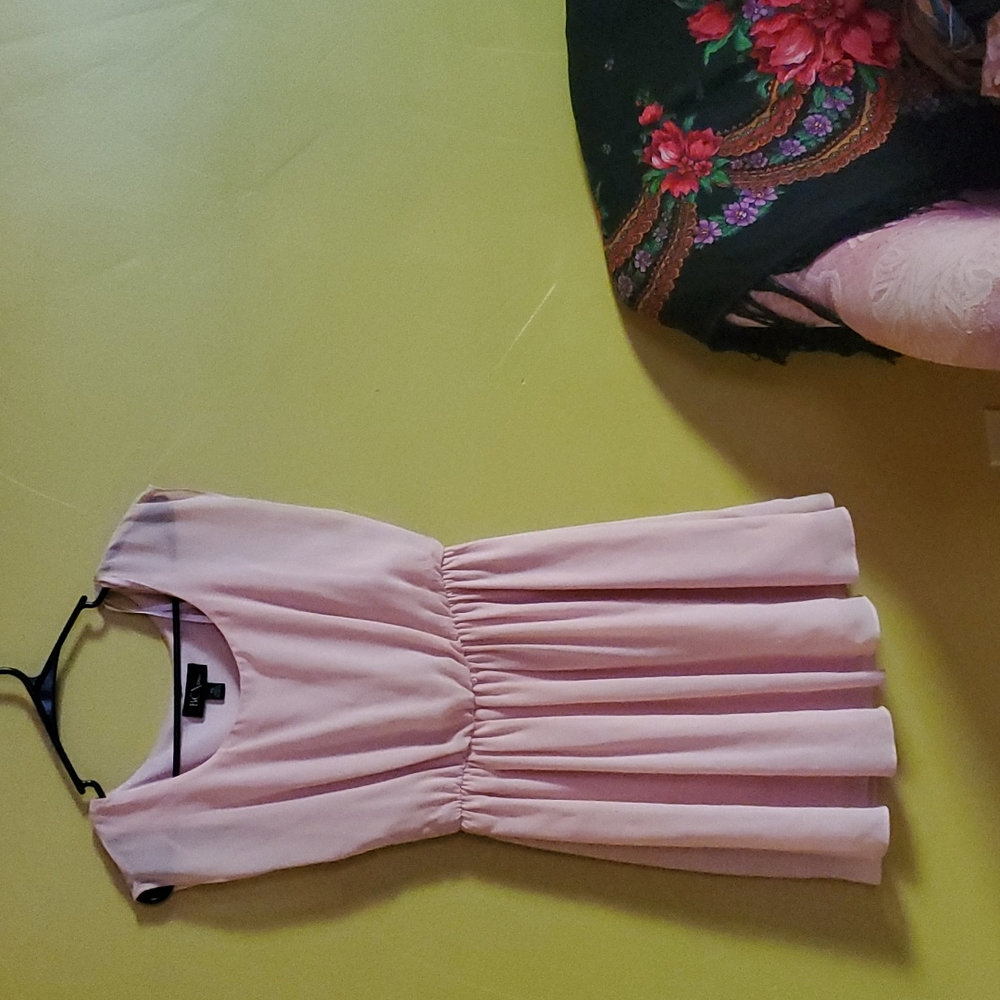 Size small, stretchy waist, Short, light pink rose dress! Darling and flattering